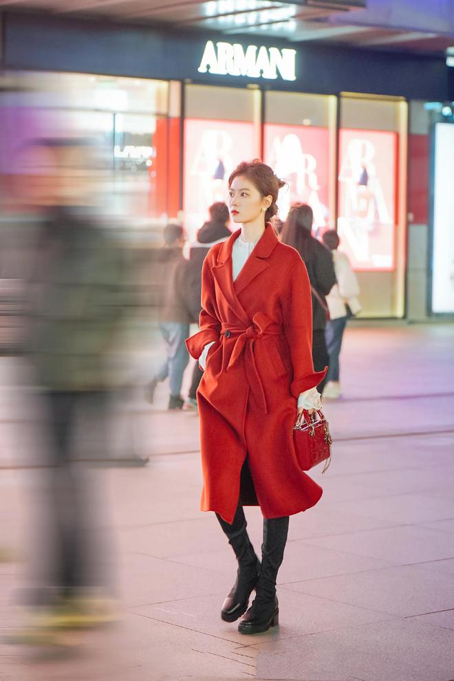 冬日女神！揭秘红黑穿搭秘诀k8凯发马竞赞助你也能成为(图2)