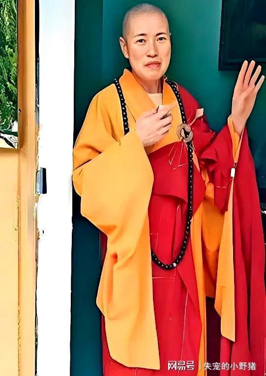 迪撺掇女星傍富豪风流尼姑的瓜白天穿僧袍念经晚上换黑丝蹦(图3)