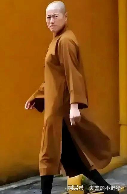迪撺掇女星傍富豪风流尼姑的瓜白天穿僧袍念经晚上换黑丝蹦(图6)
